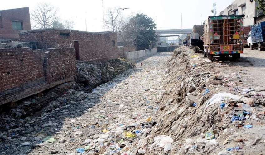 لاہور، ٹولنٹن مارکیٹ میں گندا نالہ کوڑے سے بھرا پڑا ہے۔