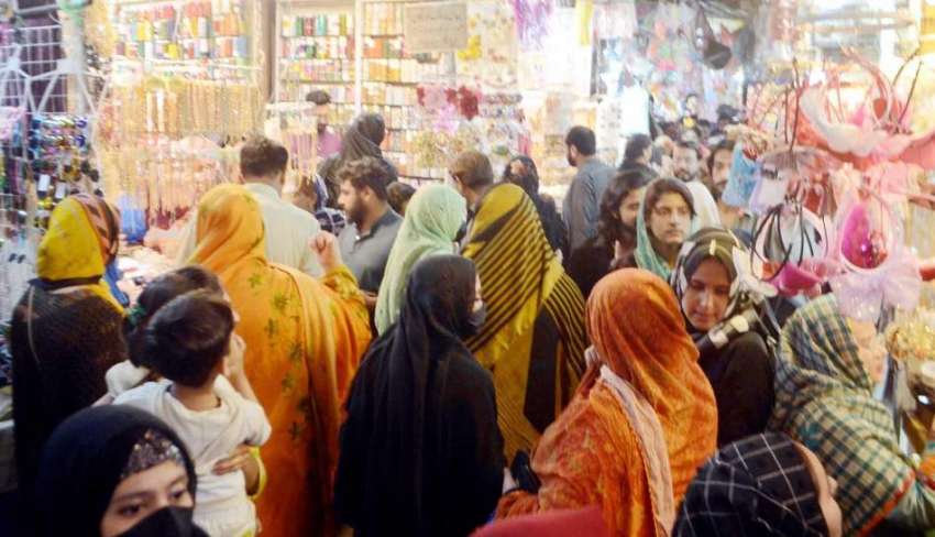 راولپنڈی، عید کے حوالے سے موتی بازار میں خریداری کیلئے آنے ..