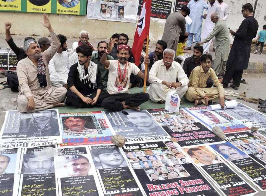کراچی، سندھ سپا کے کارکنان کراچی پریس  کلب کے باہر لاپتہ ..