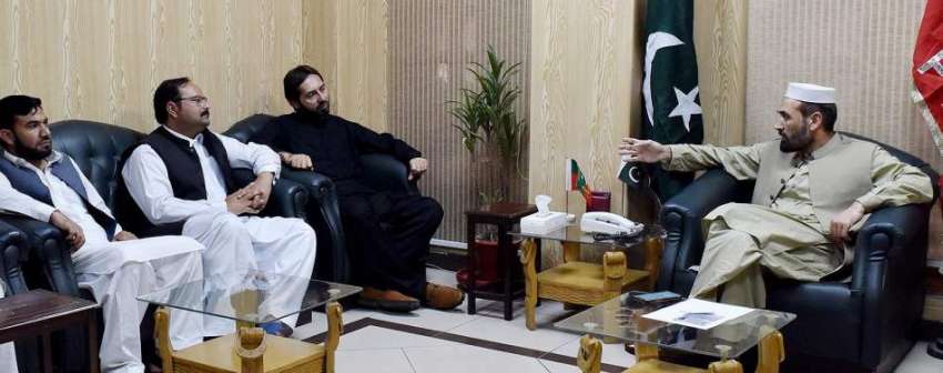 پشاور، خیبرپختونخوا کے وزیرآبپاشی عاقب اللہ خان اپنے دفتر ..