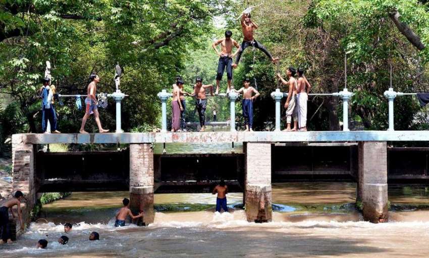 لاہور، پابندی کے باوجود بچے نہر میں نہا رہے ہیں۔