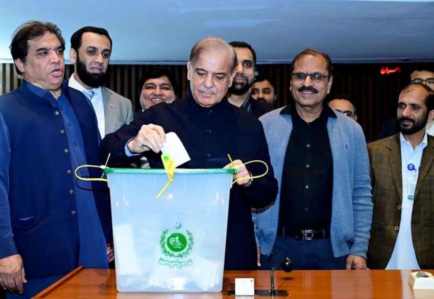 لاہور، وزیراعظم شہباز شریف سینیٹ الیکشن میں اپنا ووٹ کاسٹ ..