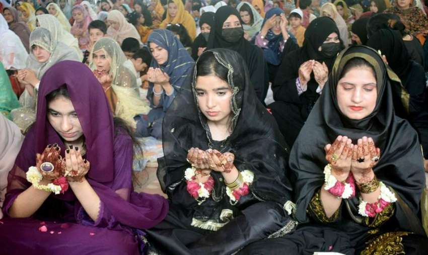 لاہور، بادشاہی مسجد میں خواتین عیدالفطر کی نماز ادا کرنے ..