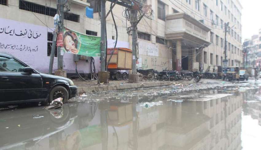 کراچی، اُردو بازار کے قریب سوبھراج ہسپتال کے پاس بارش کے ..