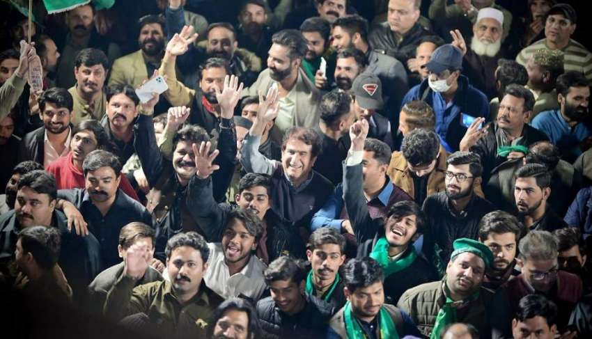 لاہور، انتخابات میں کامیابی کا جشن منانے کیلئے پارٹی کے ..