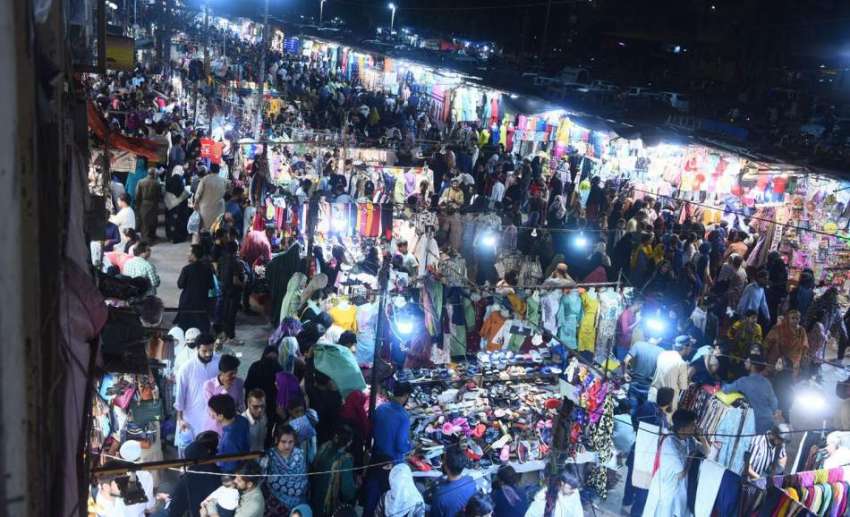 کراچی، لیاقت آباد مارکیٹ میں شہری عید کی خریداری  کر رہے ..