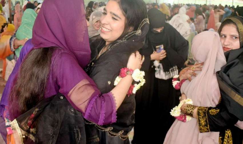 لاہور، بادشاہی مسجد میں نماز عید کی ادائیگی کے بعد لڑکیاں ..