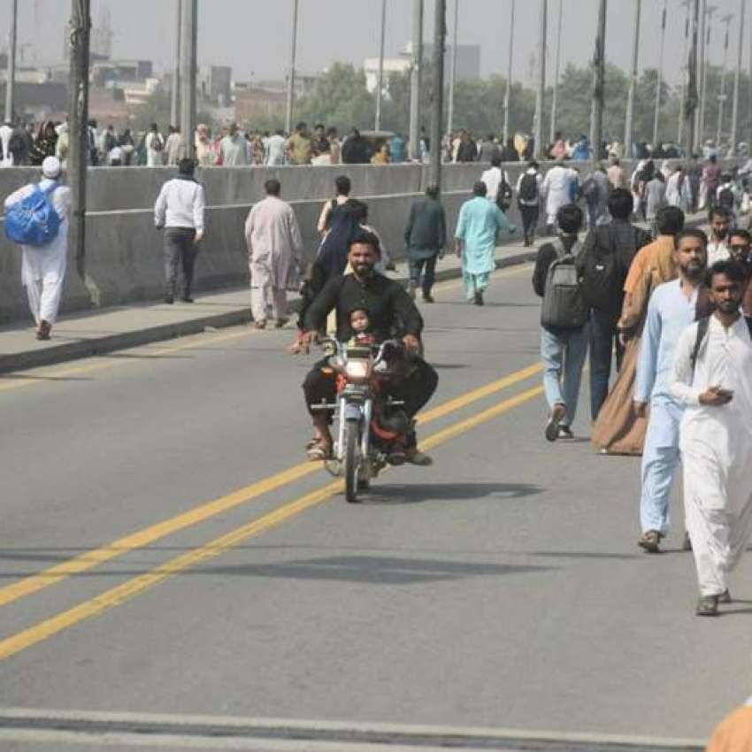 لاہور، شہر میں راستوں کی بندش کے باعث شہری پیدل سفر کرنے ..