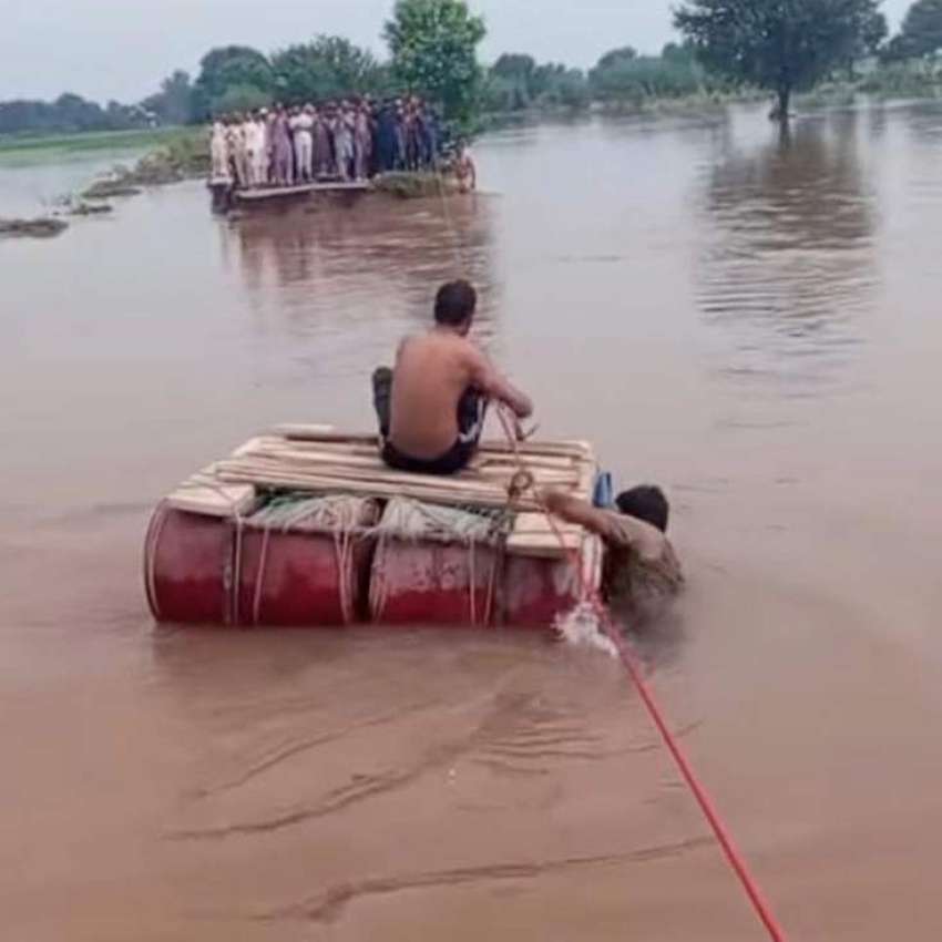 نارووال، سڑکوں کی تباہ حالی کے بعد مقامی لوگوں کو سیلابی ..