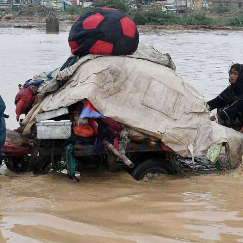 کراچی، غریب آباد میں لیاری ندی میں خانہ بدوش بارش تھم جانے ..