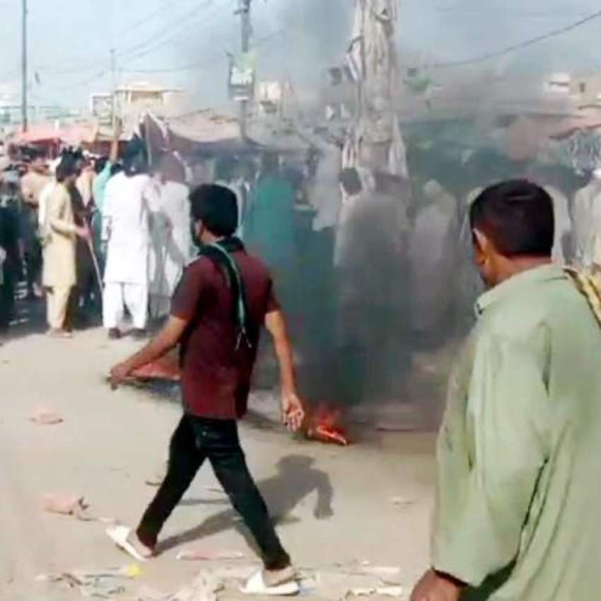 کراچی، فائیو سٹار چورنگی پر ٹی پی ایل کے کارکنان احتجاج ..
