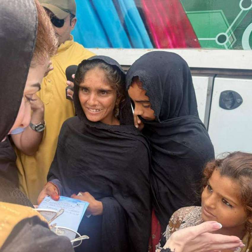 جھنگ، وزیراعلی پنجاب مریم نواز شریف جھنگ کے فلڈ ریلیف کیمپ ..