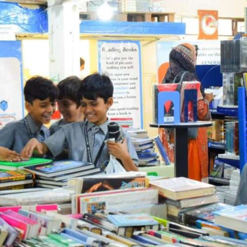 کراچی، مقامی سکول میں بک فیئر کے موقع پر طلبہ دلچسپی کے ساتھ ..