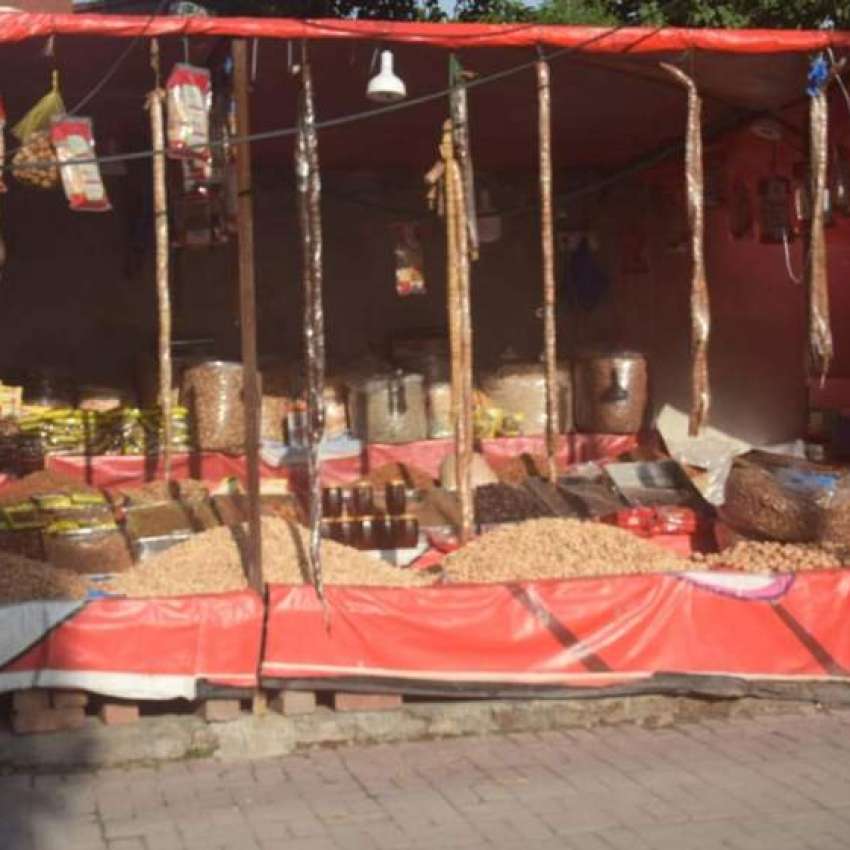 لاہور، محنت کشوں نے ڈیوس روڈ پر خشک میوہ جات کی دکان سجا ..