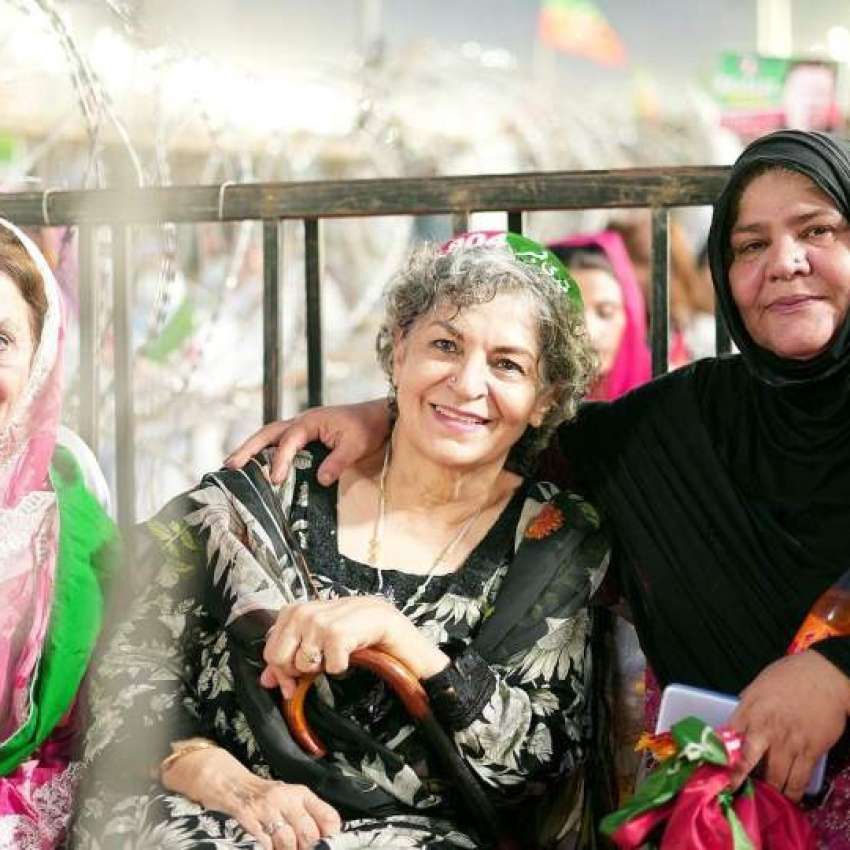 پشاور، تحریک انصاف کے پشاور جلسہ میں خواتین کارکنوں کی بڑی ..
