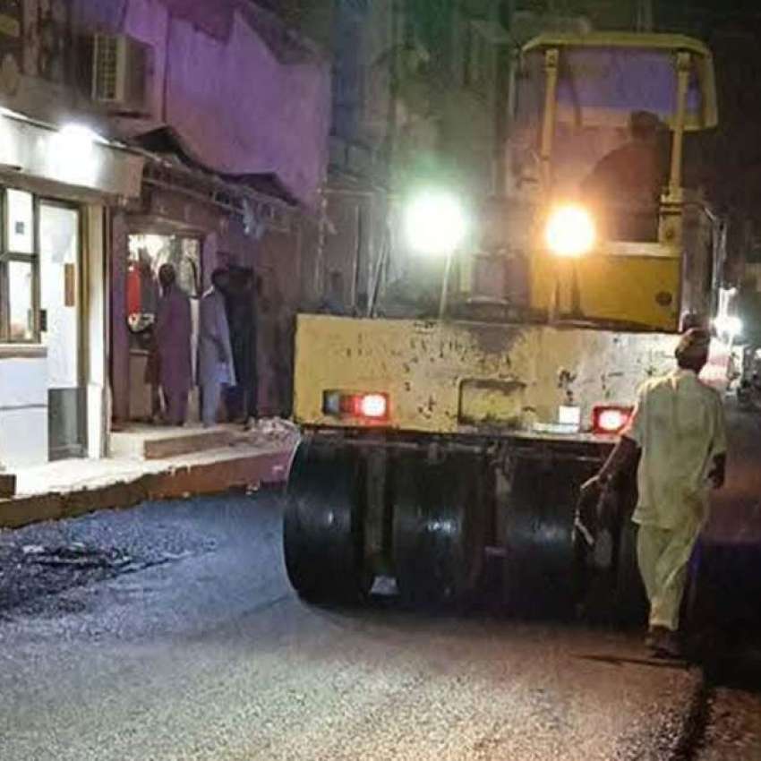 کراچی، ماڈل کالونی میں روڈ کارپنٹنگ کا کام جاری ہے۔