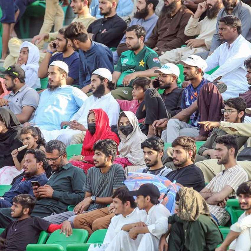لاہور، شائقین کرکٹ قذافی سٹیڈیم میں پاکستان اور جنوبی افریقہ ..