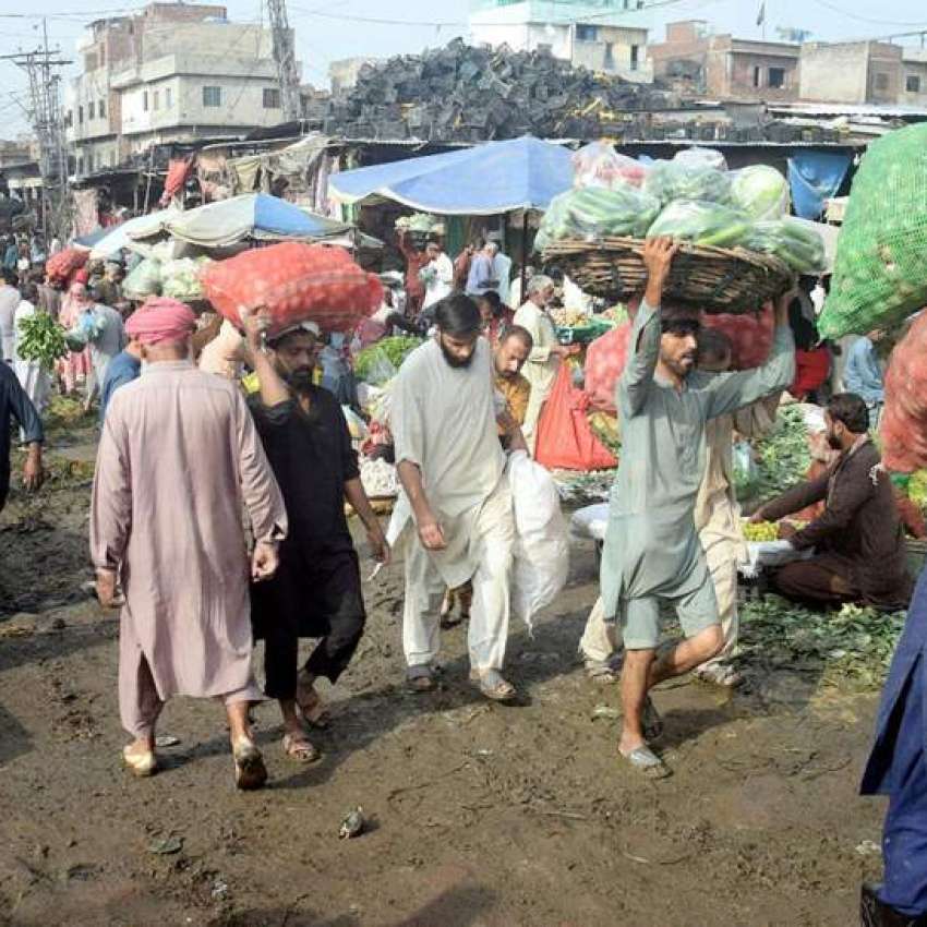 لاہور، شہری بادامی باغ سبزی منڈی سے خریداری کر رہے ہیں۔