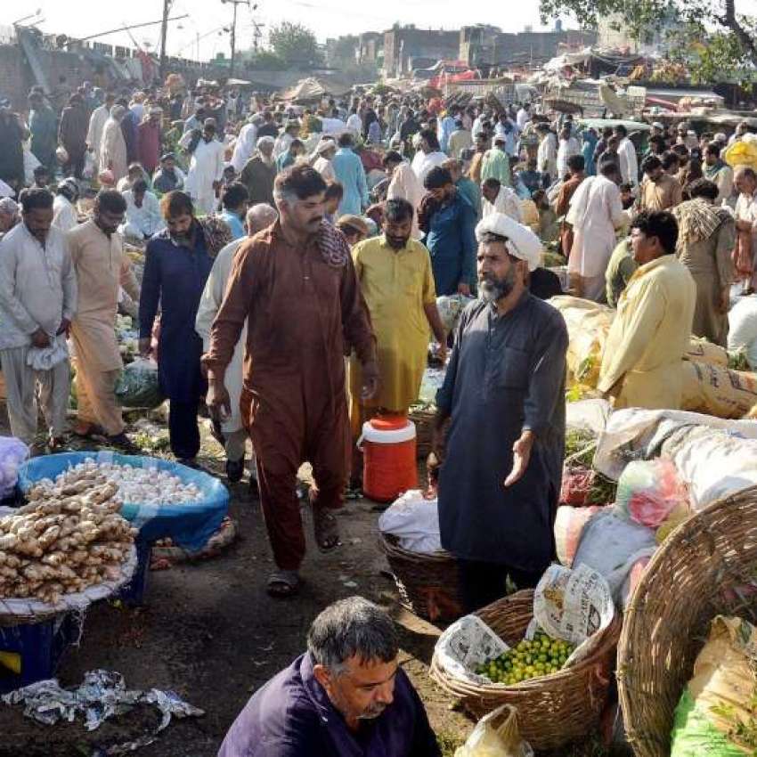لاہور، تعطیل کے روز بادامی باغ سبزی منڈی میں خریداروں کا ..