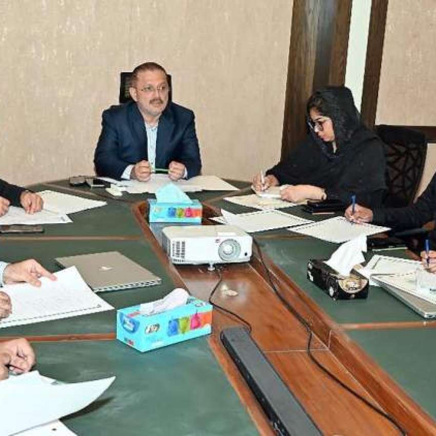 کراچی، سندھ کے سینئر وزیر شرجیل انعام میمن پنک سکوٹیز پروگرام ..