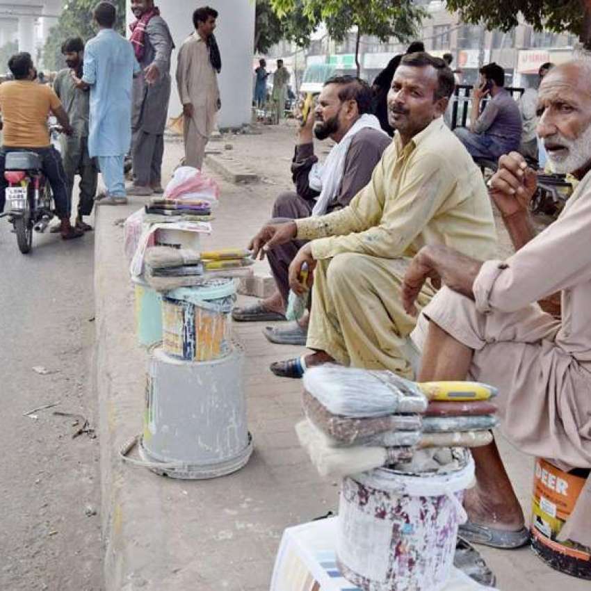 لاہور، رنگ ساز اڈے پر بیٹھے گاہکوں کا انتظار کر رہے ہیں۔