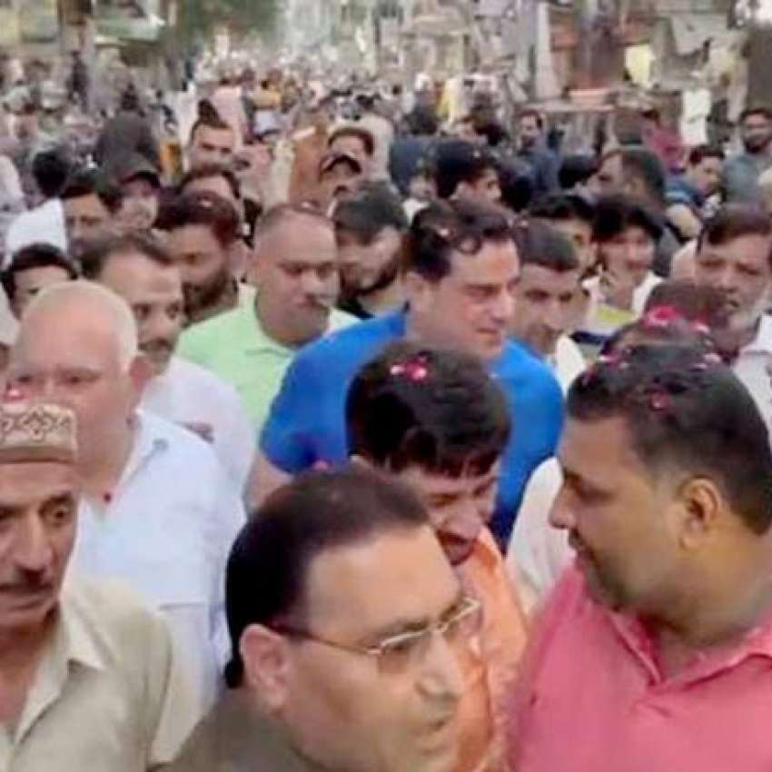 لاہور، وزیر ہاؤسنگ پنجاب بلال یاسین کے حلقے میں دورے کےدوران ..