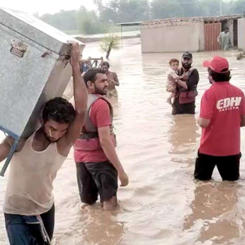 لاہور، ایدھی فاؤنڈیشن کے رضاکار سیلاب میں گھرے لوگوں کو ..