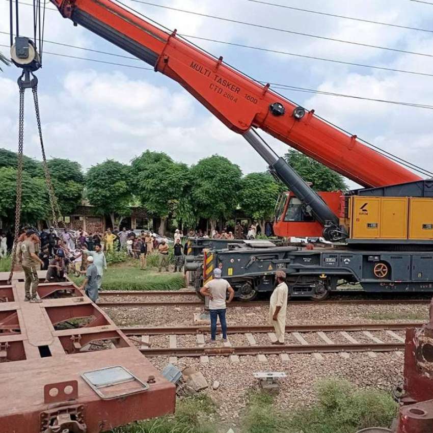 رینالہ خورد، ٹرین حادثے کے بعد مال گاڑی کو ریلیف ٹرین ٹریک ..