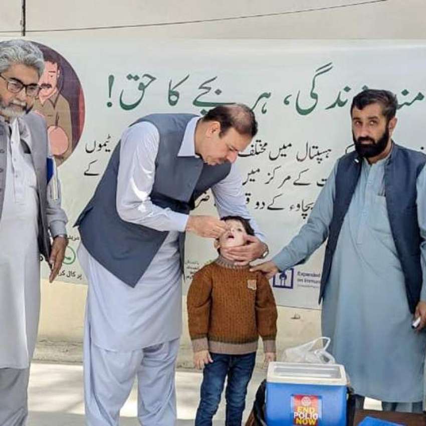 سوات، ڈپٹی کمشنر سلیم جان مروت بچے کو پولیو ویکسی نیشن اور ..