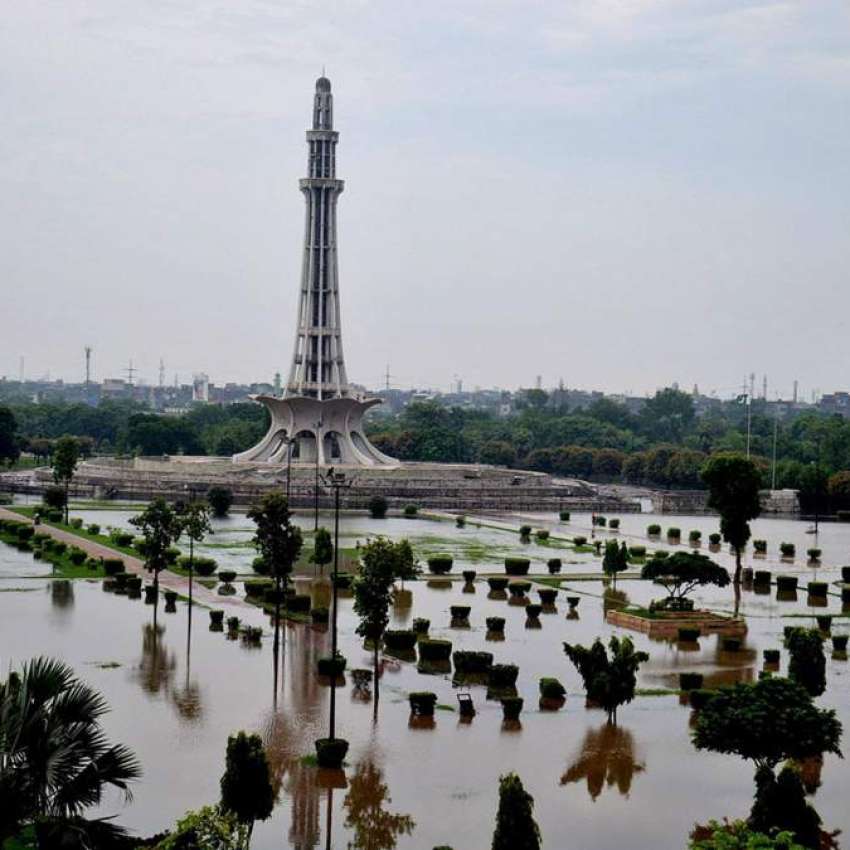 لاہور، شہر میں موسلادھار بارش کے بعد گریٹر اقبال پارک میں ..
