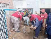 لاہور، ریسکیو اہلکار ٹیوشن سنٹر کی گرنے والی چھت کا ملبہ ہٹانے میں ..