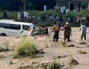 سوات، خوازہ خیلہ جانو میں سیلابی پانی میں پھنسی گاڑی کو ریسکیو کیا ..