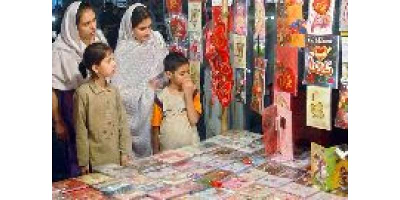 اسلام آباد، خواتین اور بچے اسلام آباد میں‌ایک سٹال پر عید کارڈز دیکھ ..