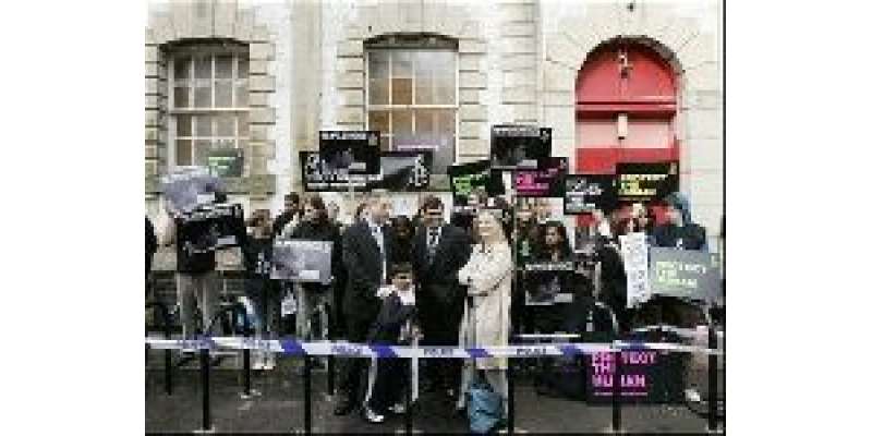 برطانیہ میں‌ مقیم مرزا طاہر کے اہل خانہ اُنکی سزا کے خلاف احتجاج کر ..