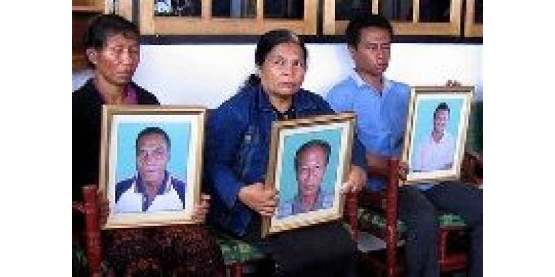 انڈونیشیا،سزائے موت پانے والے عیسائیوں کے اہل خانہ ان کی تصاویر تھامے ..