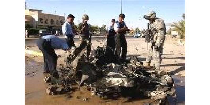 امریکی اور عراقی فوجی بم دھماکے میں تباہ ہونے والی گاڑی کے ملبے کا جائزہ ..