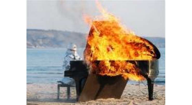 معروف جاپانی پیانو نواز یوسوک یاما شیتا نے ساحل سمندر کے قریب جلتا ہوا پیانو بجا کر مظاہرہ دیکھنے والے پانچ سو سے زاید شائقین کو حیرت زدہ کر دیا
