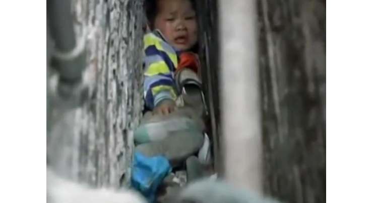 چین، دیواروں کے درمیان پھنس جانے والے بچے کو نکال لیا گیا
