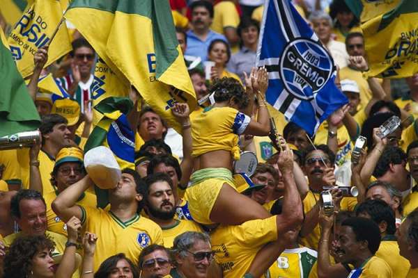 2014 ورلڈ کپ کے میزبان برازیل میں فٹبال فیورعروج پرپہنچ گیا