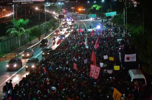 برازیل ، فٹ بال کپ کا عالمی میلا سجنے سے قبل ہی ریلوے ملازمین کی ہڑتال، مظاہرے شروع ، سینکڑوں ملازمین سڑکوں پر نکل آئے ،میٹروپولیٹن شہر میں ٹریفک کا نظام درہم برہم ہو کر رہ گیا