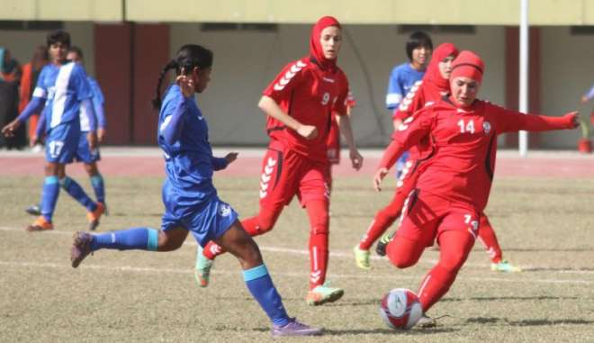 افغانستان اور انڈیا کے مابین جناح سپورٹس کمپلیکس اسلام آباد میں جاری میچ میں پاکستانی قومی خواتین فٹ بال ٹیم کی کھلاڑیوں اور افغانی شائقین کے مابین ہاتھا پائی ،