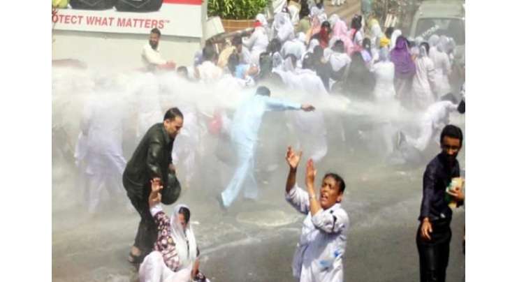 لاہورمیں مطالبات کے حق میں احتجاج کرنیوالی نرسوں پر پولیس کا وحشیانہ تشدد