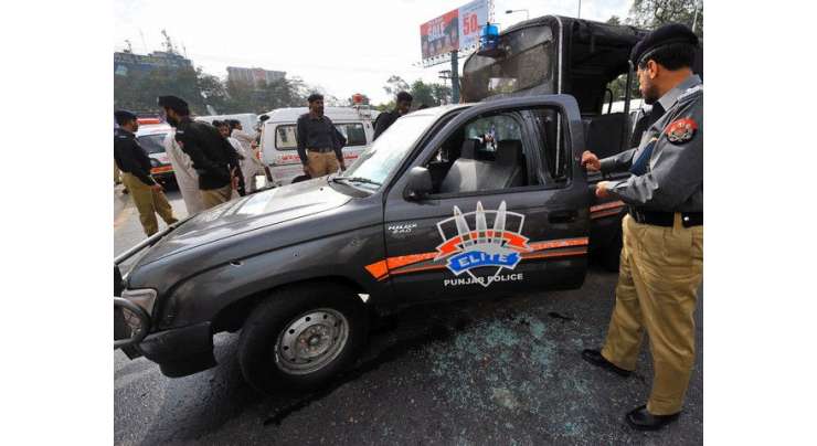لاہور میں پولیس اہلکار ٹریفک وارڈن کو اٹھا کر لے گئے
