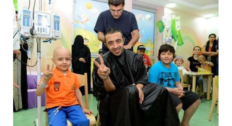 اماراتی وزیر کا سر منڈوا کر سرطان کے مریضوں سے اظہار یکجہتی،شیخ عبداللہ بن زید النہیان کا العین ہسپتال کے دورے پر منفرد اقدام