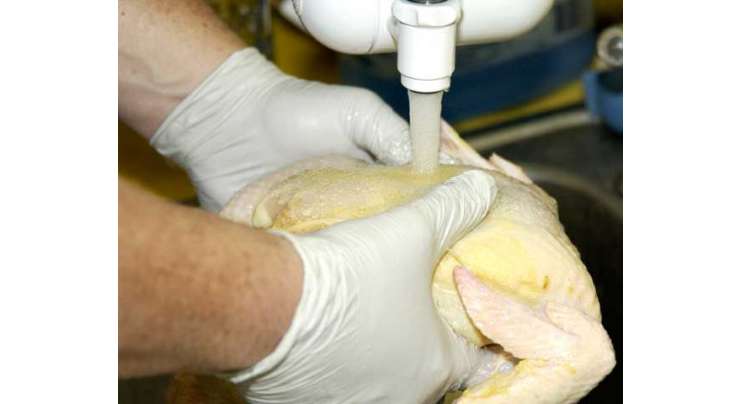 مرغی دھونے سے فوڈ پوائزننگ کا خطرہ ہوتا ہے ، رپورٹ، زیادہ تر لوگوں کو اس بات کا اندازہ نہیں ہے کہ تازہ مرغی کا گوشت دھونے سے صحت کو نقصان پہنچانے والیجرثومے یا زہریلے مادے پھیلتے ہیں، جن سے ’فوڈ پوائزننگ‘ ہو سکتی ہے،فوڈ اسٹینڈرڈ ایجنسی