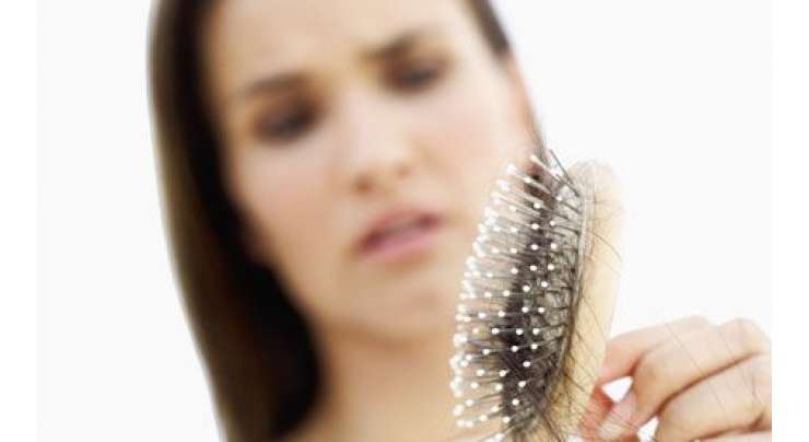 ذہنی دباؤ‘ نوجوان خواتین میں بال جھڑنے کا بنیادی سبب ذہنی دباؤ ہے،سروے،بالوں کا گرنا ویسے تو ایک طبعی عمل ہے مگر یہ حقیقت بھی کسی سے پوشیدہ نہیں کہ عام طور پر بالوں کے گرنے کو بڑھتی ہوئی عمرکا تقاضا قرار دیاجاتا ہے، قبل از وقت بالوں سے محرومی یا گھنے بالوں کا پتلا ہوجانا مرد اور خواتین دونوں کے لیے ان دنوں ایک پریشان کن مسئلہ ثابت ہو رہا ہے،رپورٹ