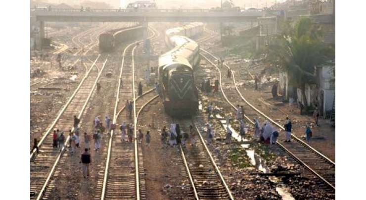 ساہیوال ریلوے اسٹیشن پر خیبر میل خوفناک حادثہ سے بال بال بچ گئی،چلتی ہوئی ٹرین دو حصوں میں بٹ گئی، انجن اگلے ڈبے لے گیا، باقی ڈبے پیچھے رہ گئے