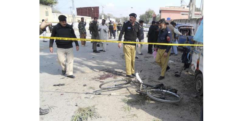کوہاٹ میں پولیس لائن کے قریب سڑک کنارے نصب بم پھٹنے سے 11افراد جاں بحق ..