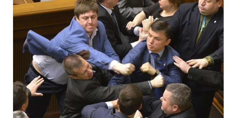 یوکرائن کی پارلیمنٹ میں ارکان آپس میں گتھم گتھا،چارزخمی ہوگئے،ایوان ..