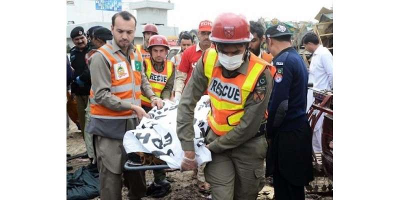 صادق آباد میں مسافر وین کی ٹرالر سے ٹکر، 5 افراد جاں بحق، 15 زخمی